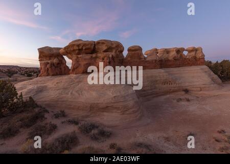 Devil's Garden Sunset mit rosa Wolken im Grand Staircase Escalante National Monument in Utah. Stockfoto