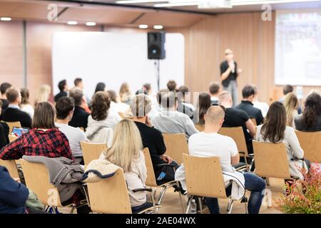 Weibliche Sprecher, Präsentation auf der Konferenz. Stockfoto