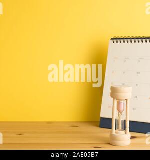 Kalender und Sanduhr am Tisch, Business Plan und Konzept Stockfoto