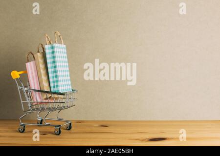 Papier Einkaufstüten im Warenkorb. Mit copyspace Stockfoto