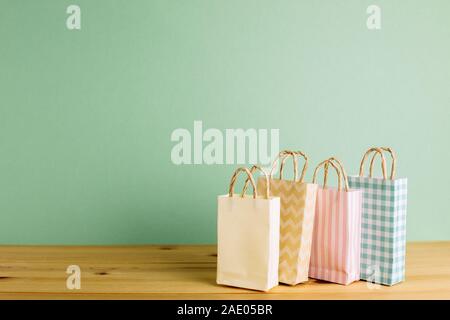 Bunte Papier Einkaufstüten auf hölzernen Tisch Stockfoto