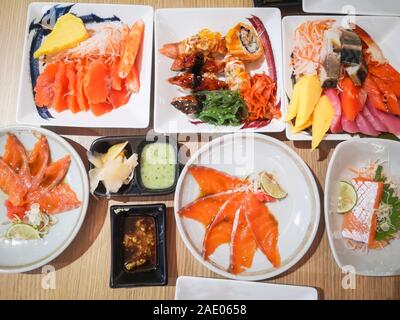 Lachs-sashimi Menü japanische Küche frische Zutaten auf dem Teller sushi Set/Japanisch Essen auf den Tisch rohe sashimi Lachs filet auf Holz serviert. Stockfoto