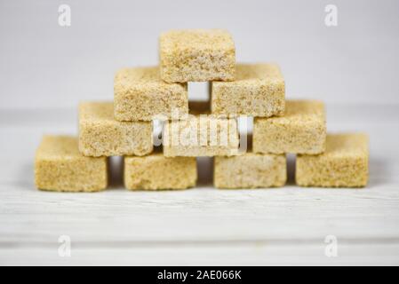 Stapeln von braunem Zucker Würfel auf dem Tisch Hintergrund/Close up Zucker Stockfoto