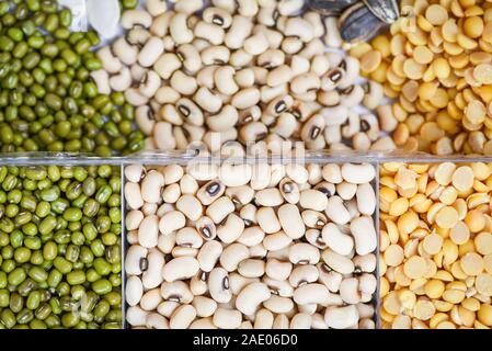 Ganze Körner, Bohnen und Hülsenfrüchte samen Linsen Hintergrund Top View/Collage verschiedene Bohnen Erbsen mischen Landwirtschaft natürlicher gesunder Lebensmittel zum Kochen ingr Stockfoto
