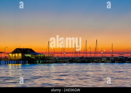 Sonnenuntergang über der Fairhope Alabama USA Fishing Pier und Marina in der Mobile Bay USA. Stockfoto