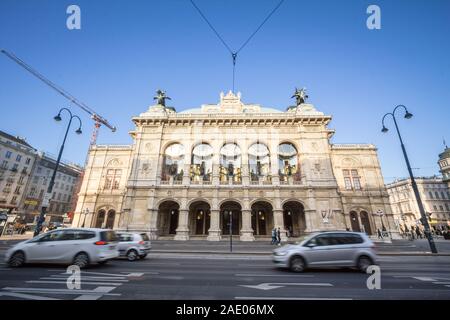 Wien, ÖSTERREICH - NOVEMBER 6, 2019: Autos vorbei fahren in dichtem Verkehr vor der Wiener Oper oder der Wiener Staatsoper. Es ist das Wichtigste sta Stockfoto