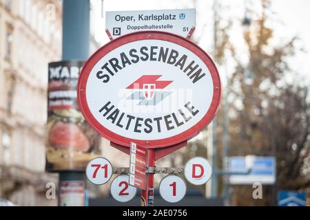 Wien, ÖSTERREICH - NOVEMBER 6, 2019: Logo der Wiener Linien auf einem lokalen Straßenbahnhaltestelle (Straßenbahn Haltestelle) am Karlsplatz in Wien. Wiener Linien ist. Stockfoto