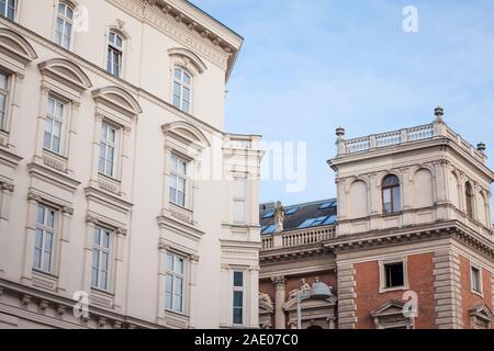 Typisch österreichisch-ungarischen Fassaden Witz der alten Fenster in eine Straße der Innere Stadt, die Innenstadt von Wien, Österreich, im 1. Bezirk Bezirk der Aus Stockfoto