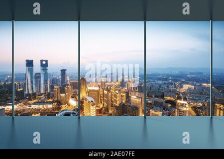 Einen Blick aus der Vogelperspektive auf die Stadt bei Nacht außerhalb des Fensters Stockfoto