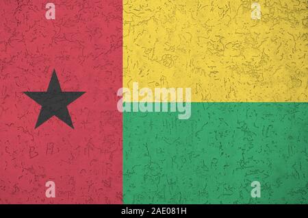 Guinea Bissau Flagge in hellen Farben dargestellt auf alten Relief verputzen Wand hautnah. Texturierte Banner auf rauen Hintergrund Stockfoto