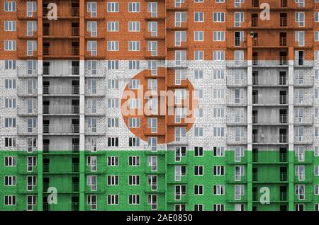 Niger Fahne in Farbe Farben auf multi-Geschichte residental Gebäude im Bau. Texturierte Banner auf große Mauer Hintergrund Stockfoto