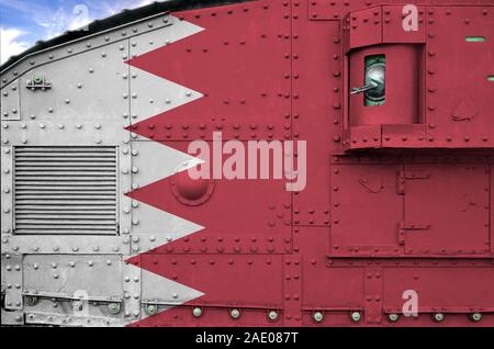 Bahrain Fahne dargestellt auf der Seite Teil der militärischen armored Tank schließen. Armee konzeptionelle Hintergrund Stockfoto