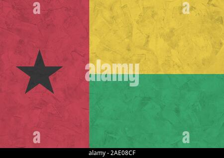 Guinea Bissau Flagge in hellen Farben dargestellt auf alten Relief verputzen Wand hautnah. Texturierte Banner auf rauen Hintergrund Stockfoto