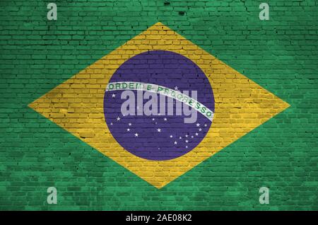 Brasilien Flagge in Farbe Farben auf alten Mauer dargestellt. Texturierte Banner auf große Mauer Mauerwerk Hintergrund Stockfoto