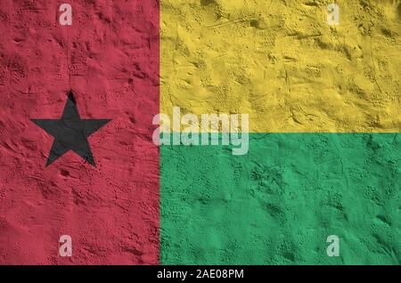 Guinea Bissau Flagge in hellen Farben dargestellt auf alten Relief verputzen Wand hautnah. Texturierte Banner auf rauen Hintergrund Stockfoto