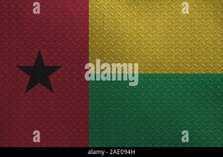 Guinea-bissau Fahne in Farbe Farben auf alten brushed Metal Platte oder an der Wand dargestellt. Texturierte Banner auf rauen Hintergrund Stockfoto