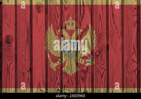 Montenegro Flagge in hellen Farben dargestellt auf alte hölzerne Wand hautnah. Texturierte Banner auf rauen Hintergrund Stockfoto