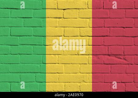 Mali Fahne in Farbe Farben dargestellt auf alten Ziegelmauer hautnah. Texturierte Banner auf große Mauer Mauerwerk Hintergrund Stockfoto