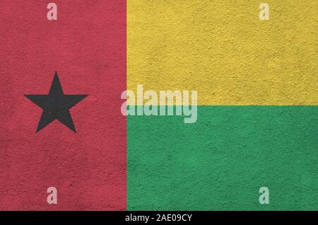 Guinea Bissau Flagge in hellen Farben dargestellt auf alten Relief verputzen Wand hautnah. Texturierte Banner auf rauen Hintergrund Stockfoto