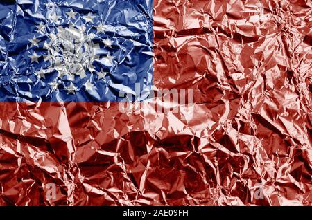 Myanmar Flagge in den Farben dargestellt auf glänzenden zerknüllter Alufolie hautnah. Texturierte Banner auf rauen Hintergrund Stockfoto