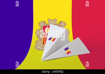 Andorra Flagge auf dem Papier origami Flugzeug dargestellt. Orientalische Handarbeit Kunst Konzept Stockfoto