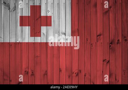 Tonga Flagge in hellen Farben dargestellt auf alte hölzerne Wand hautnah. Texturierte Banner auf rauen Hintergrund Stockfoto