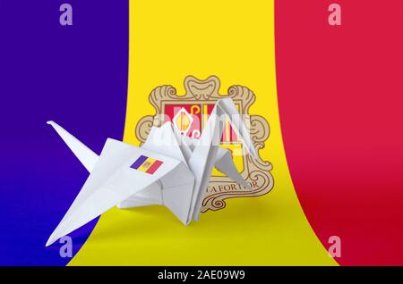 Andorra Flagge auf dem Papier origami crane Flügel dargestellt. Orientalische Handarbeit Kunst Konzept Stockfoto