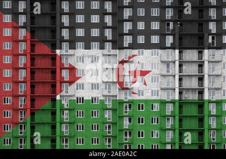 Westsahara Flagge in Farbe Farben auf multi-Geschichte residental Gebäude im Bau. Texturierte Banner auf große Mauer Hintergrund Stockfoto