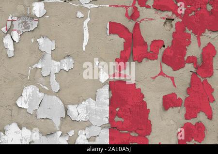 Malta Flagge in den Farben dargestellt auf alten veraltete unordentlich Betonwand in der Nähe. Texturierte Banner auf rauen Hintergrund Stockfoto