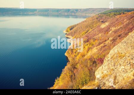 Schönen Abend Landschaft. Ein Fluss mit felsigen Ufern an einem Herbstabend. Schöne Natur Stockfoto