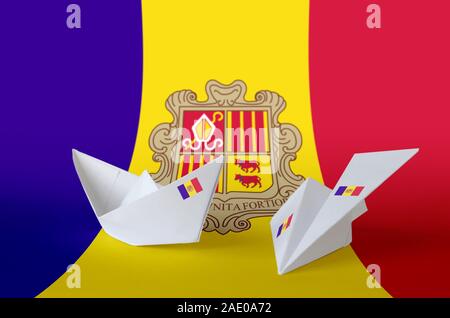 Andorra Flagge auf dem Papier origami Flugzeug und Schiff dargestellt. Orientalische Handarbeit Kunst Konzept Stockfoto