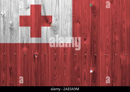 Tonga Flagge in hellen Farben dargestellt auf alte hölzerne Wand hautnah. Texturierte Banner auf rauen Hintergrund Stockfoto