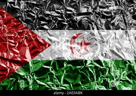 Westsahara Flagge in den Farben dargestellt auf glänzenden zerknüllter Alufolie hautnah. Texturierte Banner auf rauen Hintergrund Stockfoto