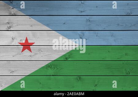 Dschibuti Flagge in hellen Farben dargestellt auf alte hölzerne Wand hautnah. Texturierte Banner auf rauen Hintergrund Stockfoto