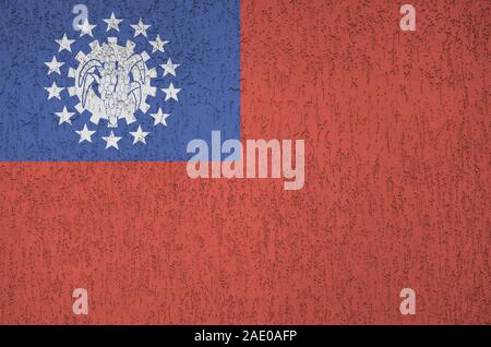 Myanmar Flagge in hellen Farben dargestellt auf alten Relief verputzen Wand hautnah. Texturierte Banner auf rauen Hintergrund Stockfoto