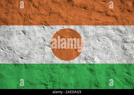 Niger Fahne in hellen Farben dargestellt auf alten Relief verputzen Wand hautnah. Texturierte Banner auf rauen Hintergrund Stockfoto
