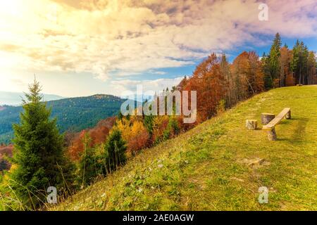 Herbst in den Bergen. Panoramablick auf die Berge im Herbst. Schöne Natur Landschaft. Karpaten. Bukovel, Ukraine Stockfoto