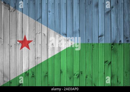 Dschibuti Flagge in hellen Farben dargestellt auf alte hölzerne Wand hautnah. Texturierte Banner auf rauen Hintergrund Stockfoto