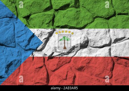 Äquatorialguinea Flagge in Farbe Farben auf alten Steinmauer dargestellt. Texturierte Banner auf Rock Wand Hintergrund Stockfoto