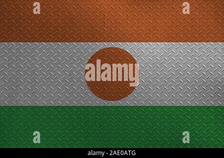 Niger Fahne in Farbe Farben auf alten brushed Metal Platte oder an der Wand dargestellt. Texturierte Banner auf rauen Hintergrund Stockfoto