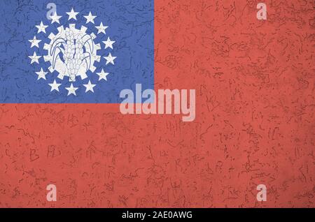 Myanmar Flagge in hellen Farben dargestellt auf alten Relief verputzen Wand hautnah. Texturierte Banner auf rauen Hintergrund Stockfoto