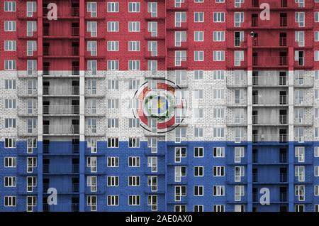 Paraguay Flagge in Farbe Farben auf multi-Geschichte residental Gebäude im Bau. Texturierte Banner auf große Mauer Hintergrund Stockfoto