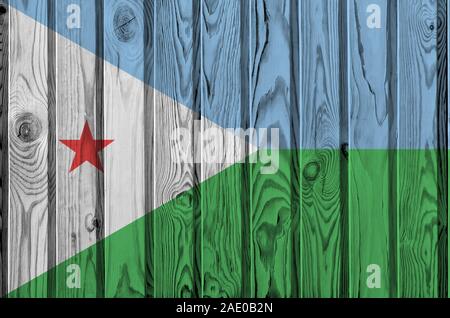 Dschibuti Flagge in hellen Farben dargestellt auf alte hölzerne Wand hautnah. Texturierte Banner auf rauen Hintergrund Stockfoto