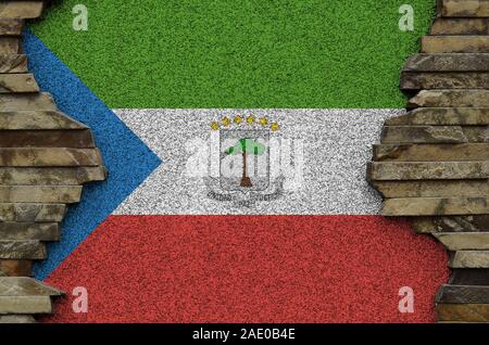 Äquatorialguinea Flagge in Farbe Farben auf alten Steinmauer dargestellt. Texturierte Banner auf Rock Wand Hintergrund Stockfoto