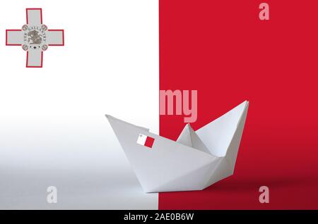 Malta Flagge auf dem Papier origami dargestellt Schiff Nahaufnahme. Orientalische Handarbeit Kunst Konzept Stockfoto