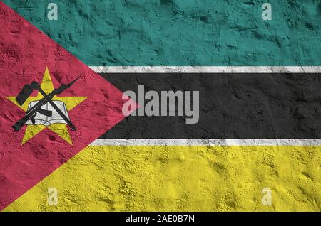 Mosambik Flagge in hellen Farben dargestellt auf alten Relief verputzen Wand hautnah. Texturierte Banner auf rauen Hintergrund Stockfoto