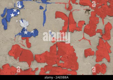 Myanmar Flagge in den Farben dargestellt auf alten veraltete unordentlich Betonwand in der Nähe. Texturierte Banner auf rauen Hintergrund Stockfoto