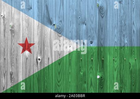 Dschibuti Flagge in hellen Farben dargestellt auf alte hölzerne Wand hautnah. Texturierte Banner auf rauen Hintergrund Stockfoto