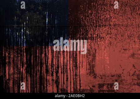 Myanmar Flagge in Farbe Farben auf alten und schmutzigen Ölfass Wand dargestellt. Texturierte Banner auf rauen Hintergrund Stockfoto