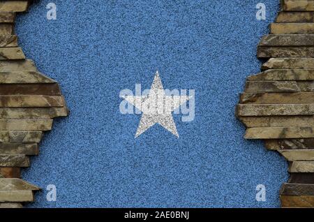 Somalia Flagge in Farbe Farben auf alten Steinmauer dargestellt. Texturierte Banner auf Rock Wand Hintergrund Stockfoto